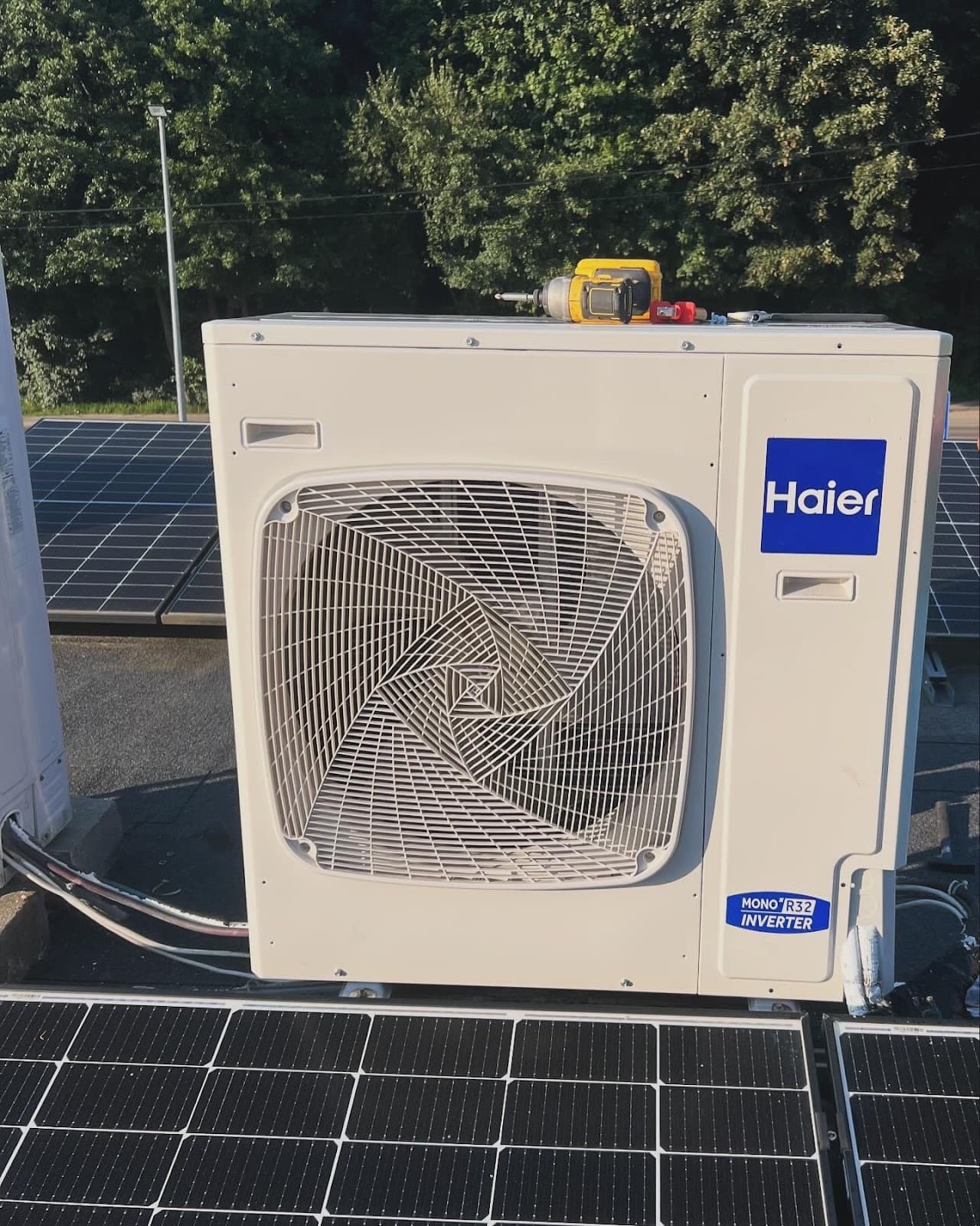 Jednostka zewnętrzna Haier Mono R32 Inverter na dachu płaskim