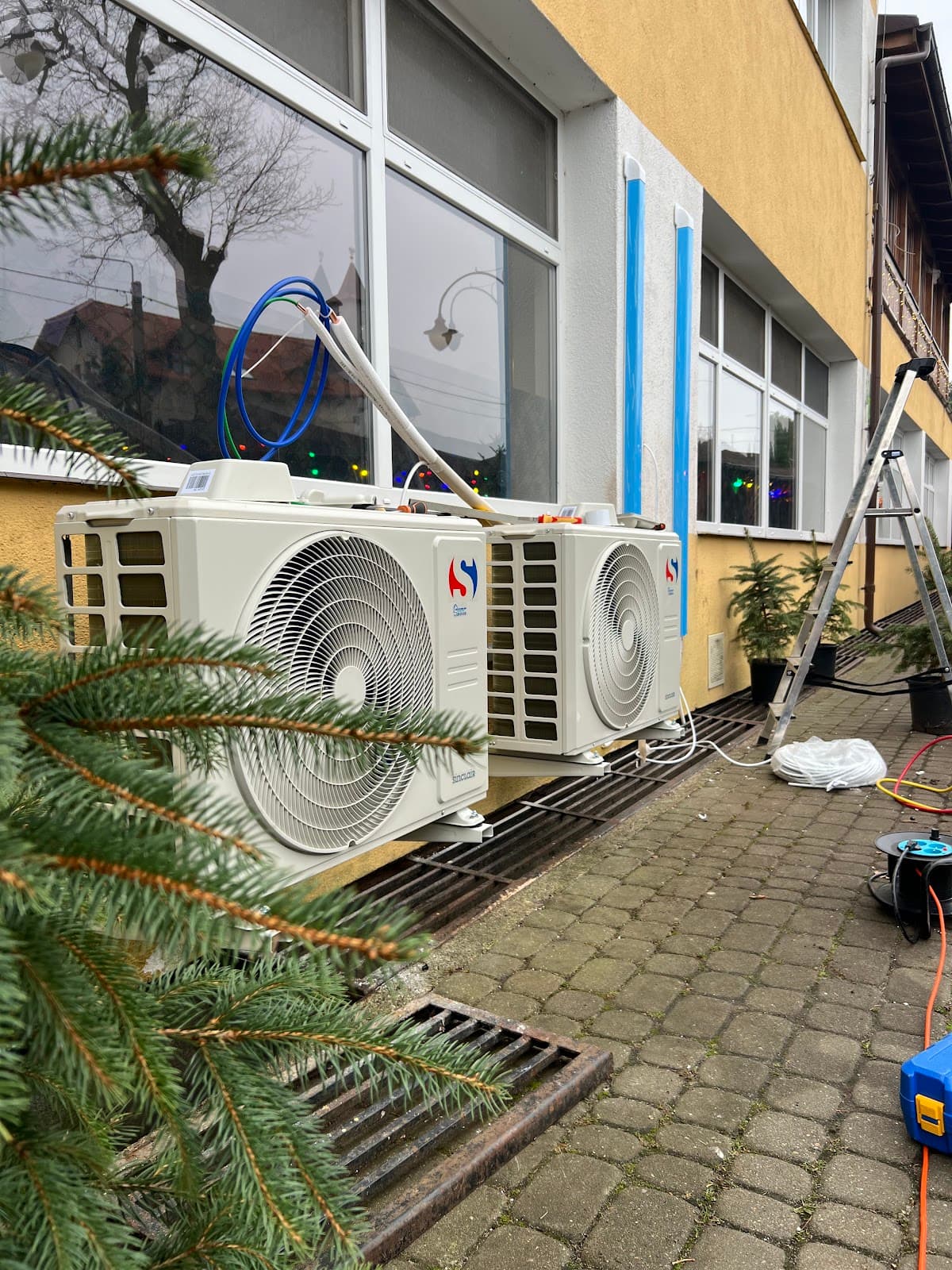 Montaż dwóch jednostek zewnętrznych na elewacji — prace w toku