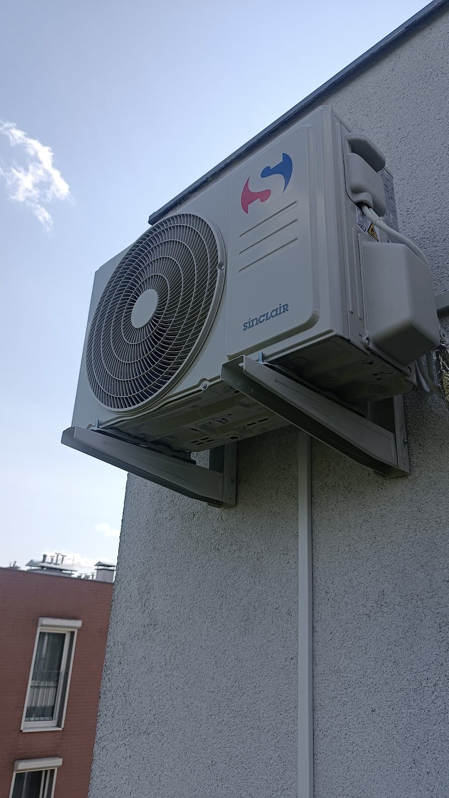 Jednostka zewnętrzna Sinclair zamontowana na wspornikach ściennych