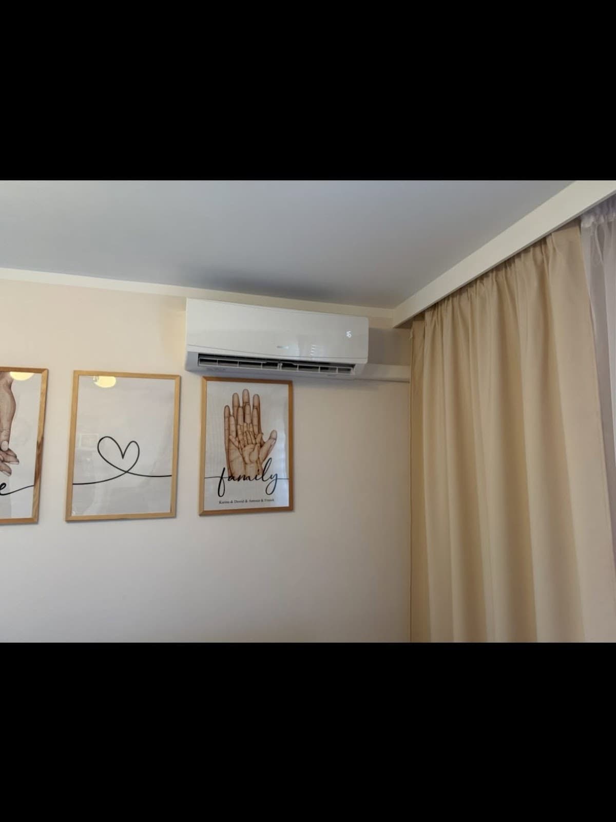 Biały klimatyzator ścienny z estetycznym prowadzeniem instalacji